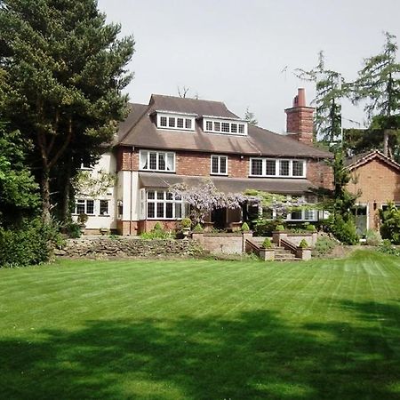 Coach House Villa โวคิง ภายนอก รูปภาพ