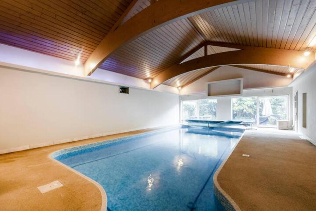 Coach House Villa โวคิง ภายนอก รูปภาพ