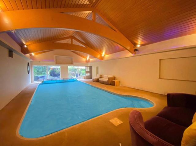 Coach House Villa โวคิง ภายนอก รูปภาพ