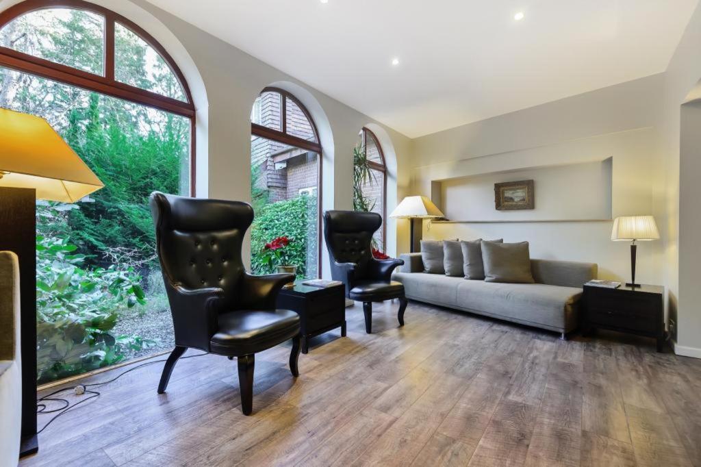 Coach House Villa โวคิง ภายนอก รูปภาพ