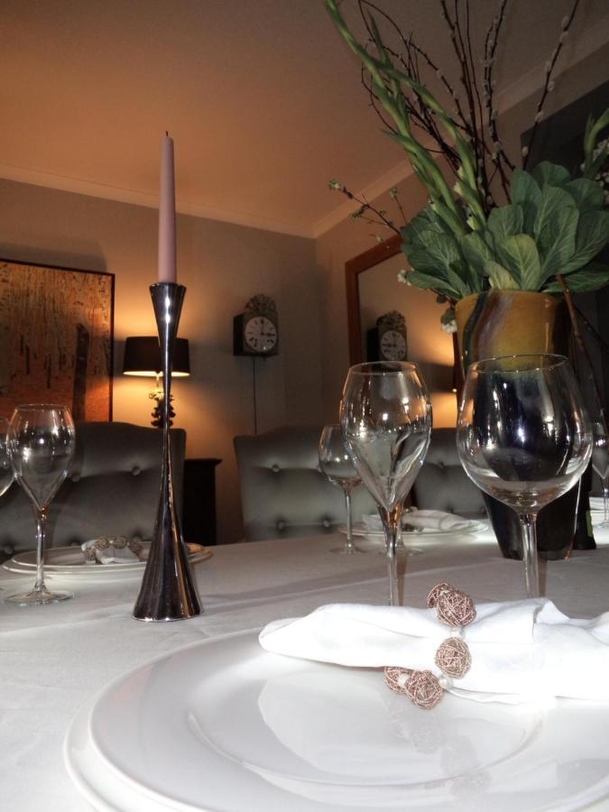 Coach House Villa โวคิง ภายนอก รูปภาพ