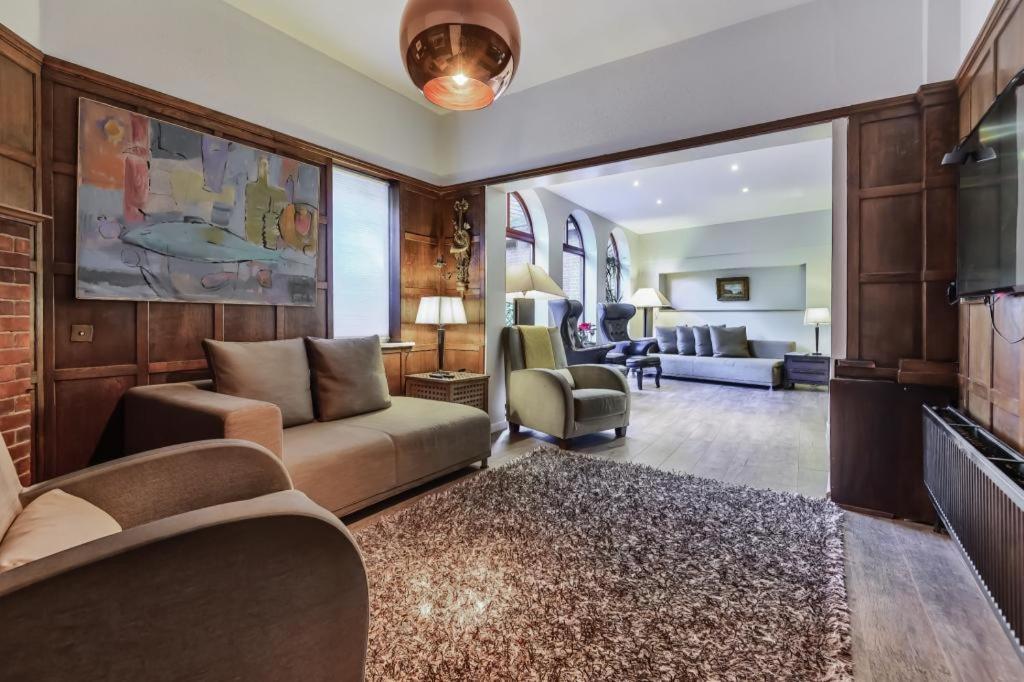 Coach House Villa โวคิง ภายนอก รูปภาพ