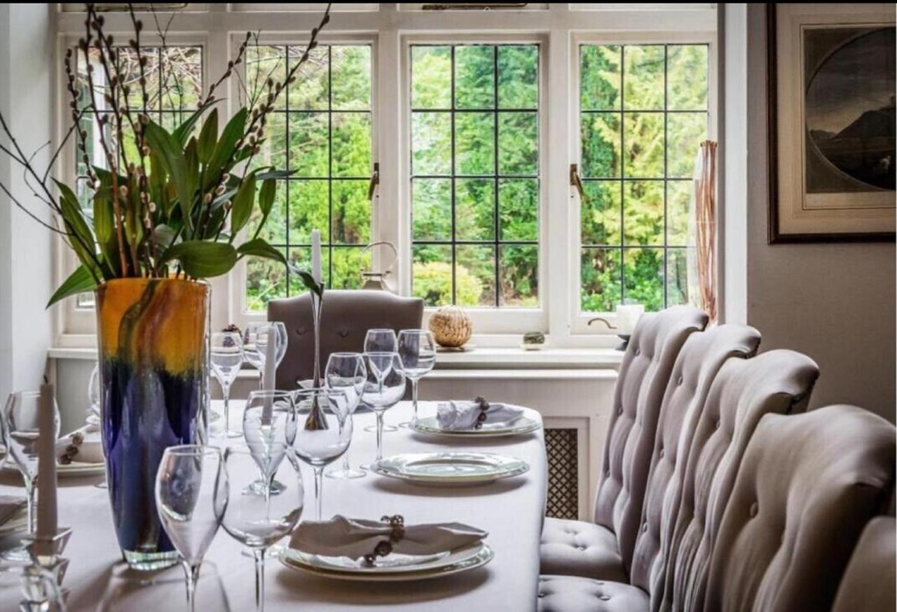 Coach House Villa โวคิง ภายนอก รูปภาพ