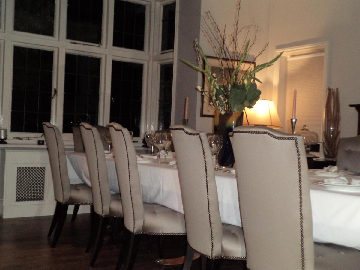 Coach House Villa โวคิง ภายนอก รูปภาพ