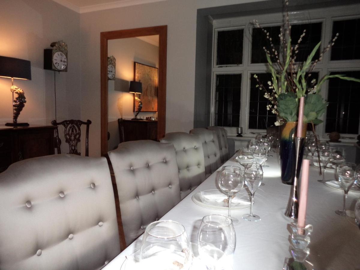 Coach House Villa โวคิง ภายนอก รูปภาพ
