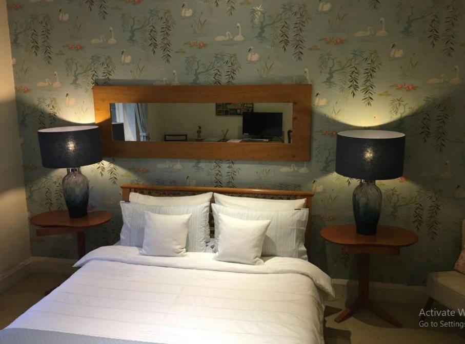 Coach House Villa โวคิง ภายนอก รูปภาพ