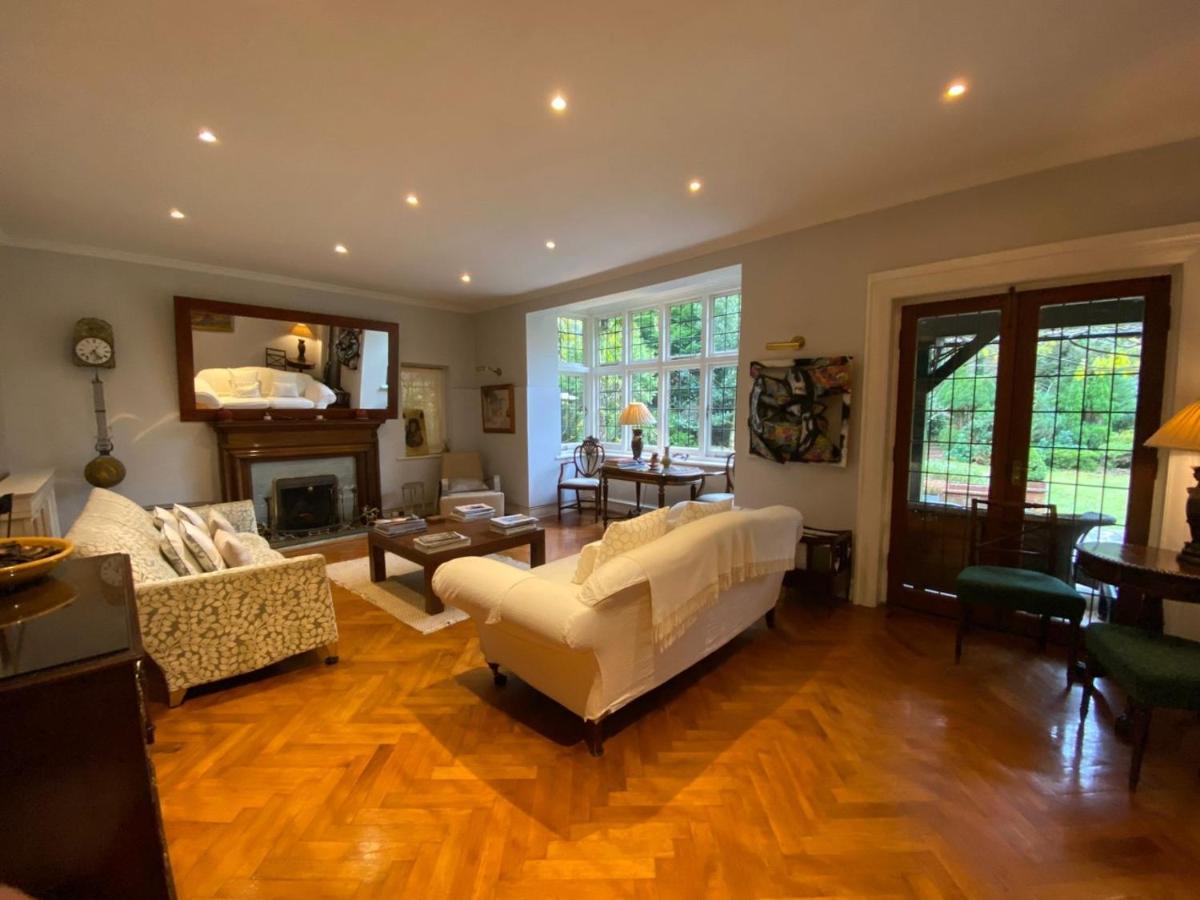 Coach House Villa โวคิง ภายนอก รูปภาพ
