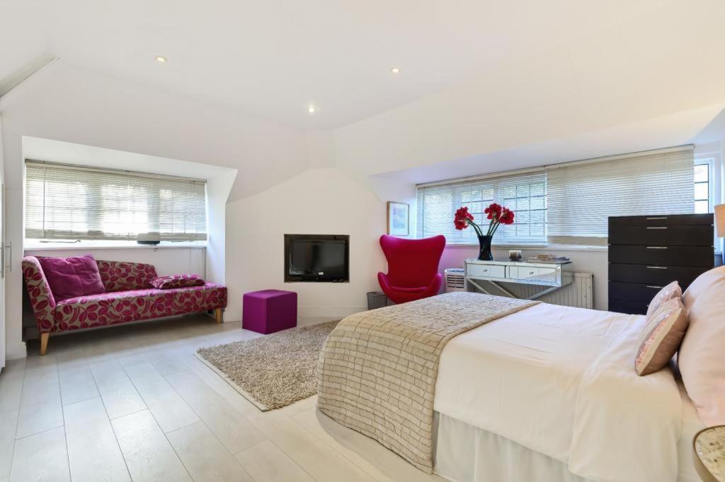 Coach House Villa โวคิง ภายนอก รูปภาพ