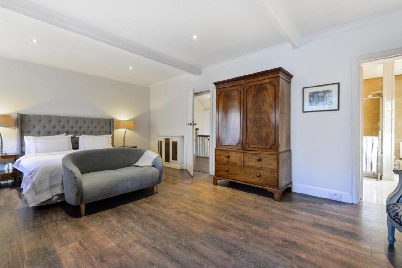Coach House Villa โวคิง ภายนอก รูปภาพ