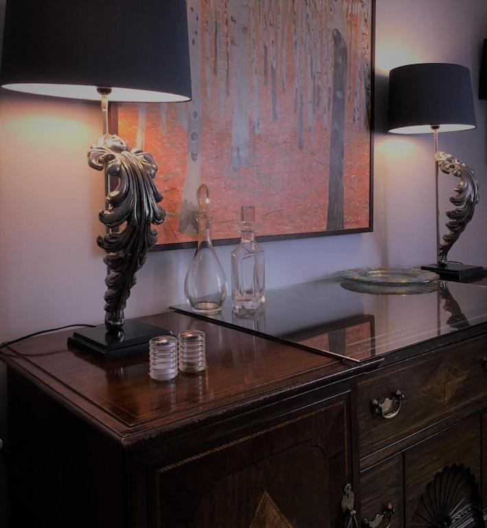Coach House Villa โวคิง ภายนอก รูปภาพ