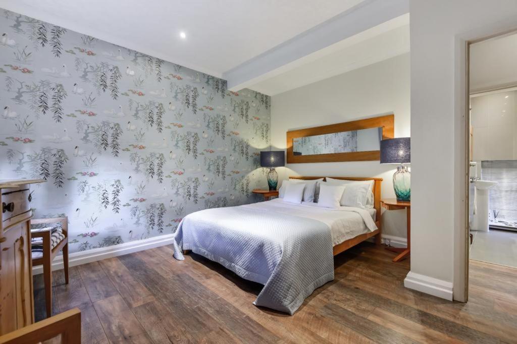 Coach House Villa โวคิง ภายนอก รูปภาพ