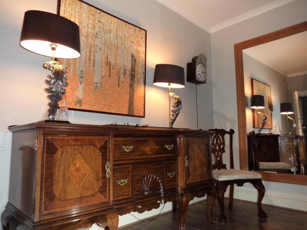 Coach House Villa โวคิง ภายนอก รูปภาพ
