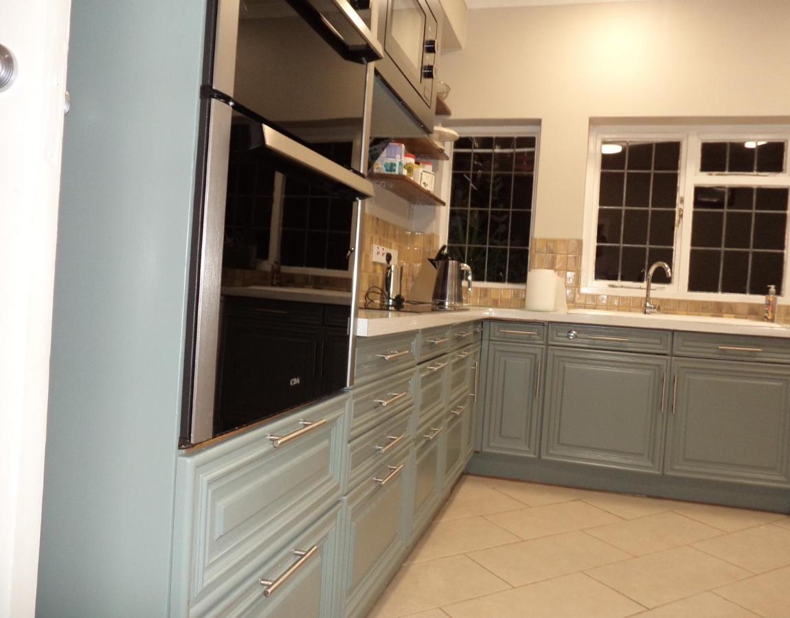 Coach House Villa โวคิง ภายนอก รูปภาพ