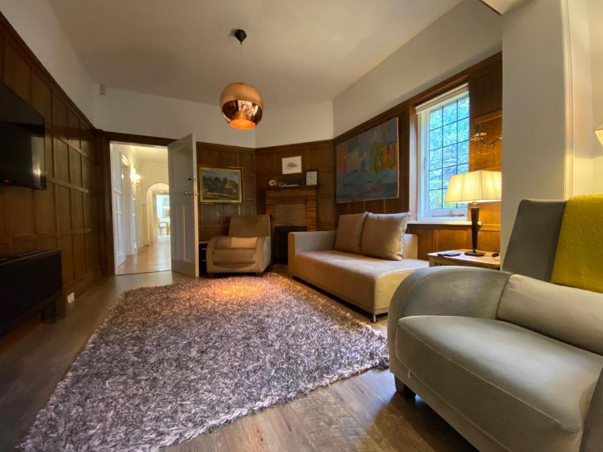 Coach House Villa โวคิง ภายนอก รูปภาพ