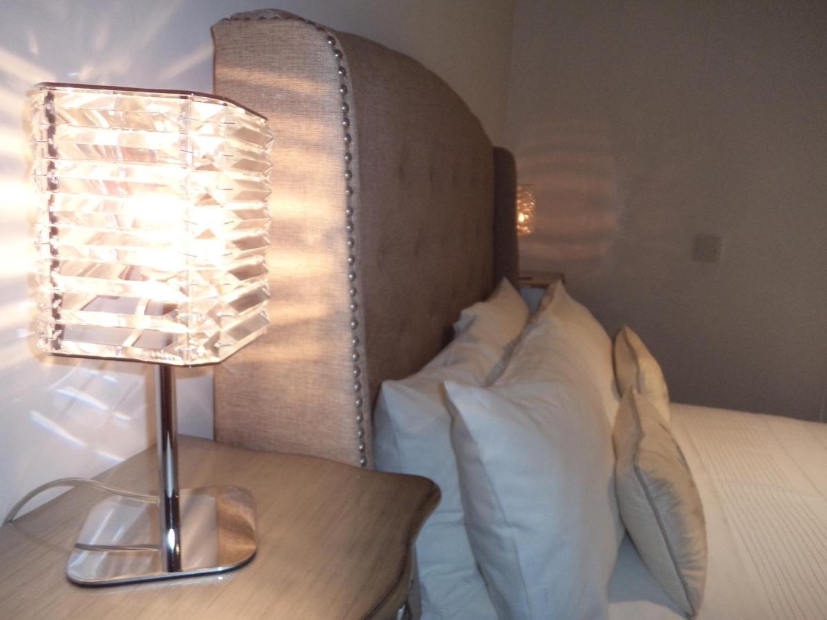 Coach House Villa โวคิง ภายนอก รูปภาพ