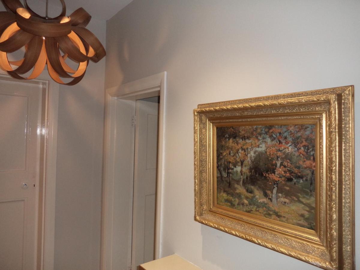 Coach House Villa โวคิง ภายนอก รูปภาพ