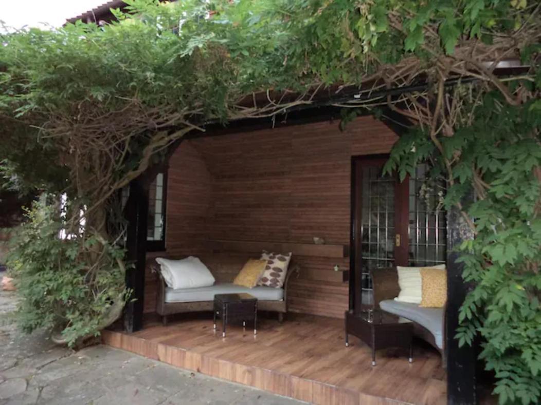 Coach House Villa โวคิง ภายนอก รูปภาพ