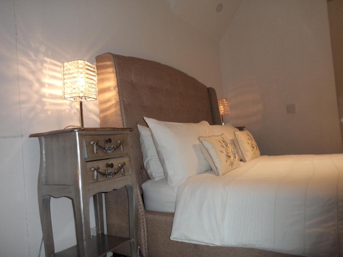 Coach House Villa โวคิง ภายนอก รูปภาพ