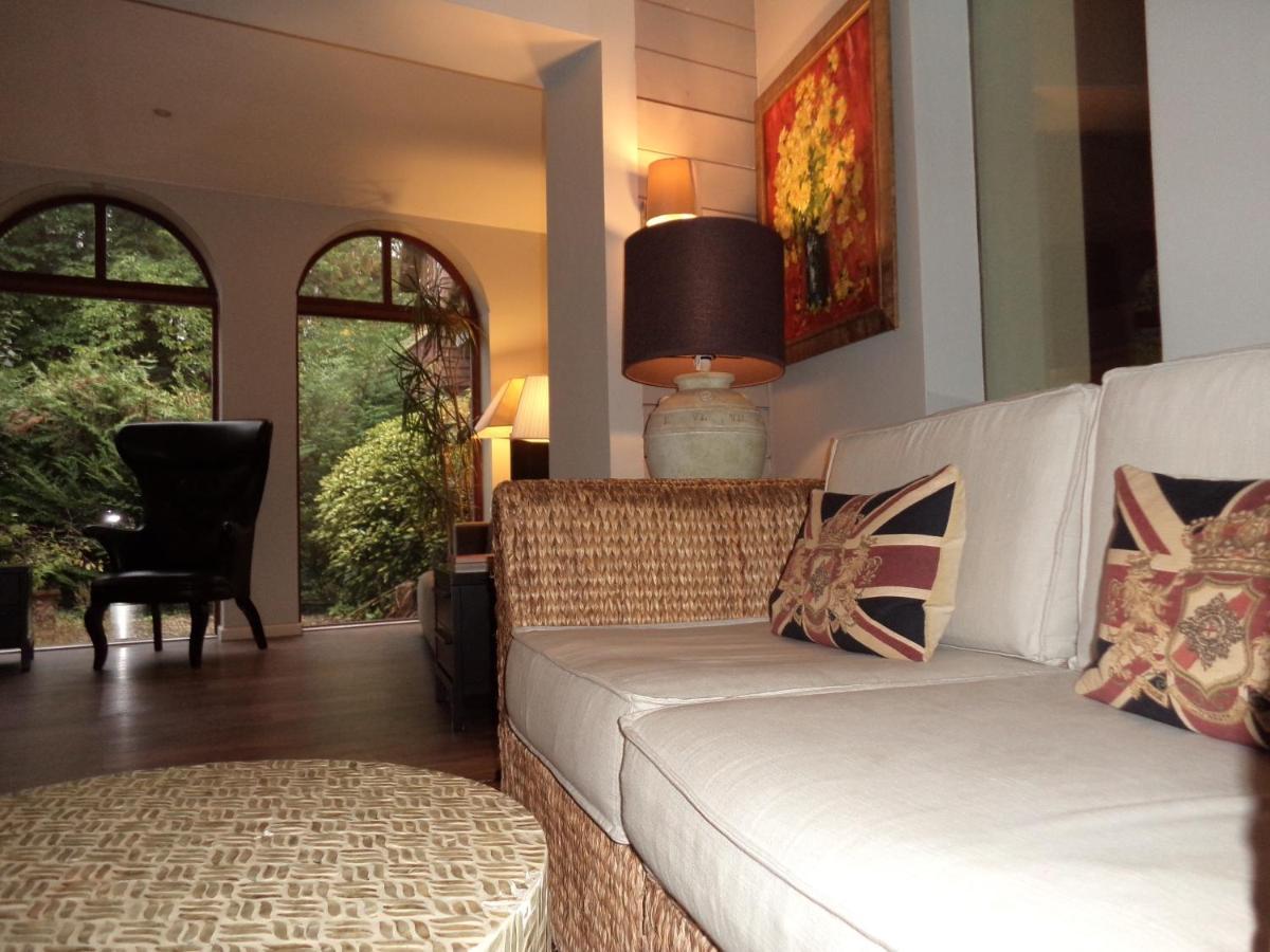 Coach House Villa โวคิง ภายนอก รูปภาพ