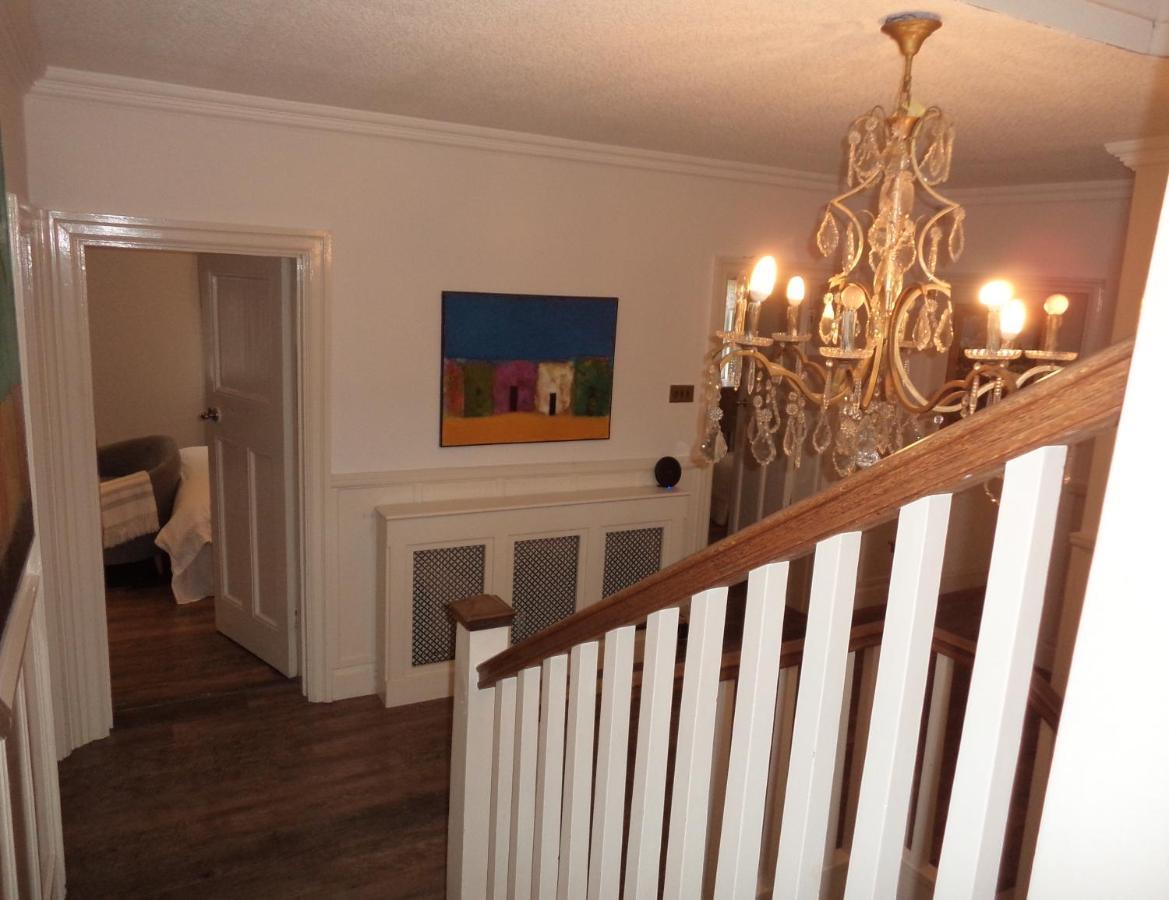 Coach House Villa โวคิง ภายนอก รูปภาพ
