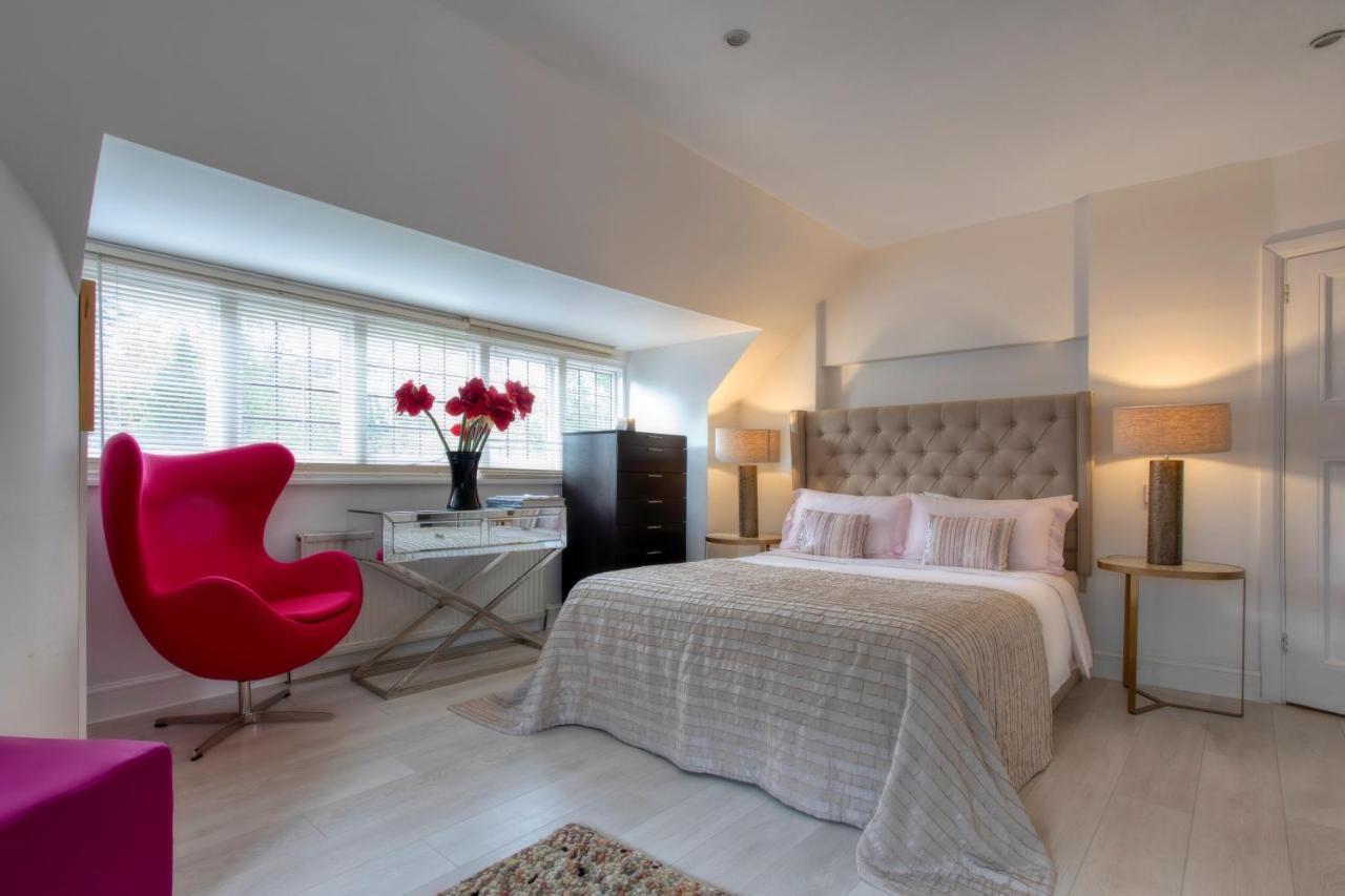 Coach House Villa โวคิง ภายนอก รูปภาพ