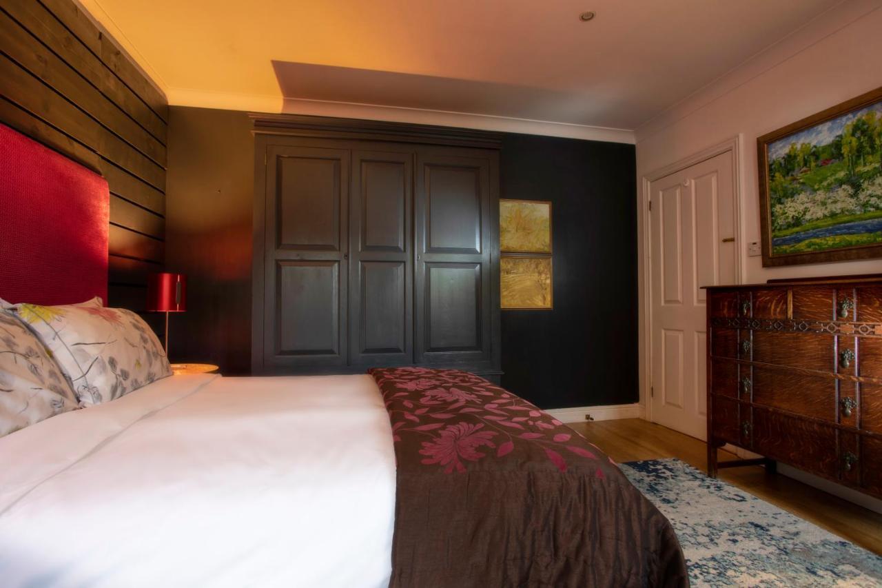 Coach House Villa โวคิง ภายนอก รูปภาพ