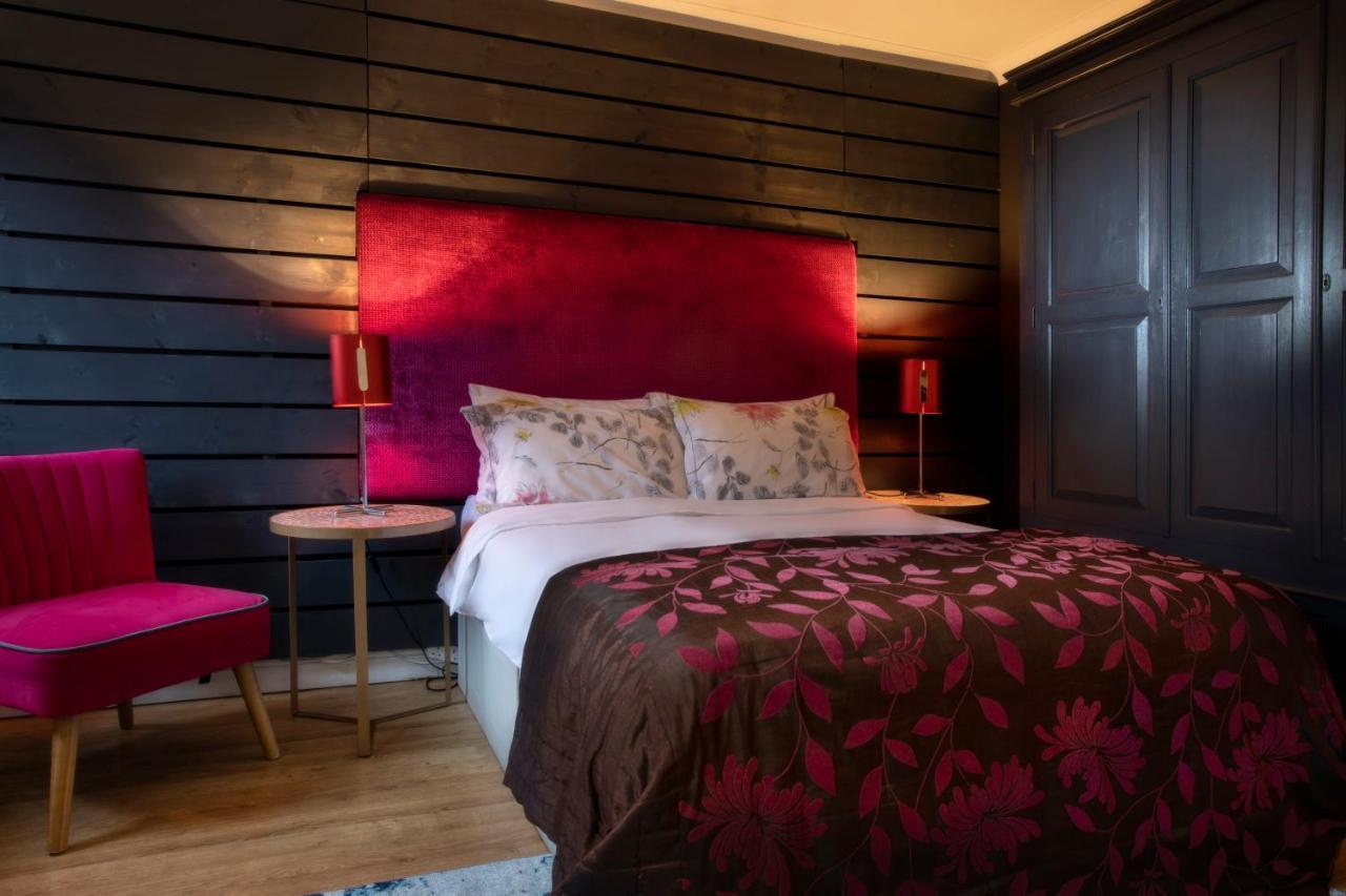 Coach House Villa โวคิง ภายนอก รูปภาพ