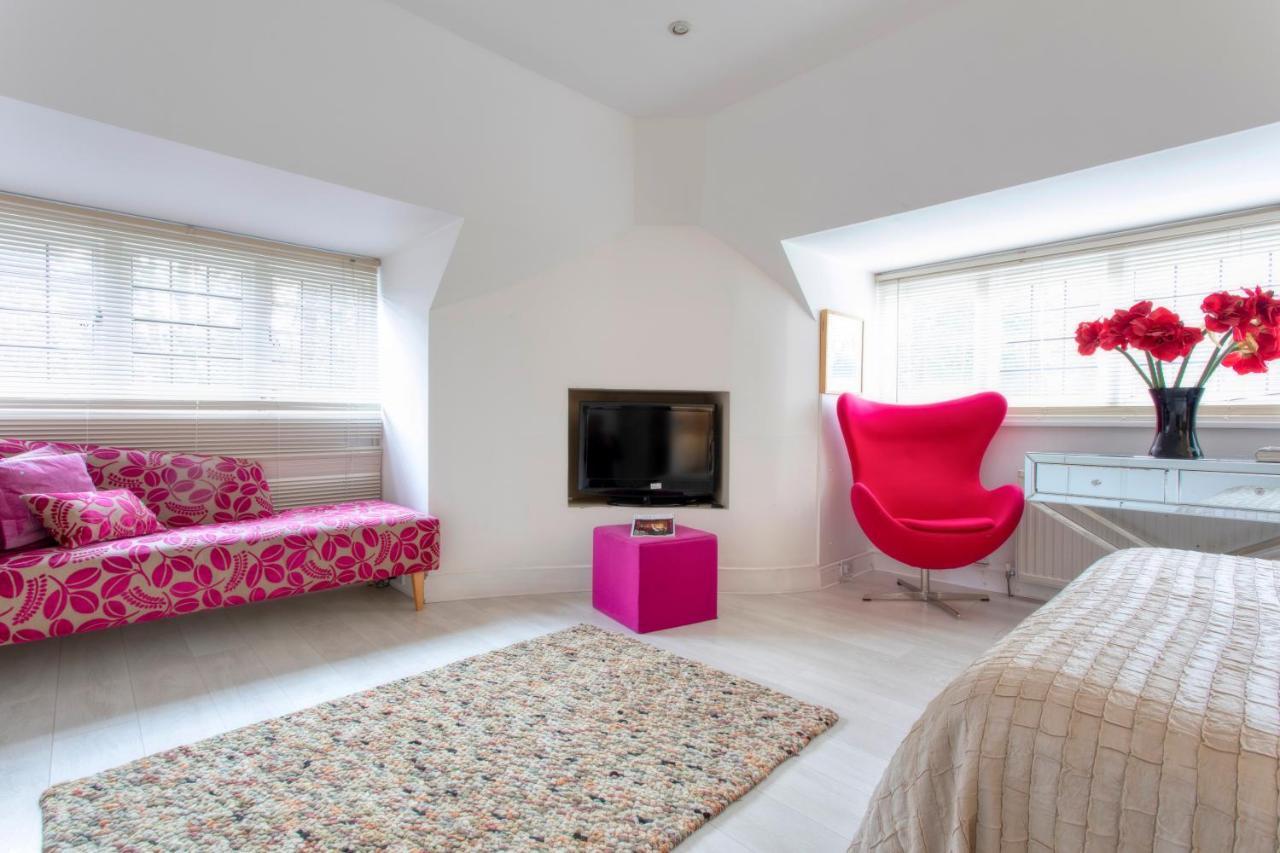 Coach House Villa โวคิง ภายนอก รูปภาพ