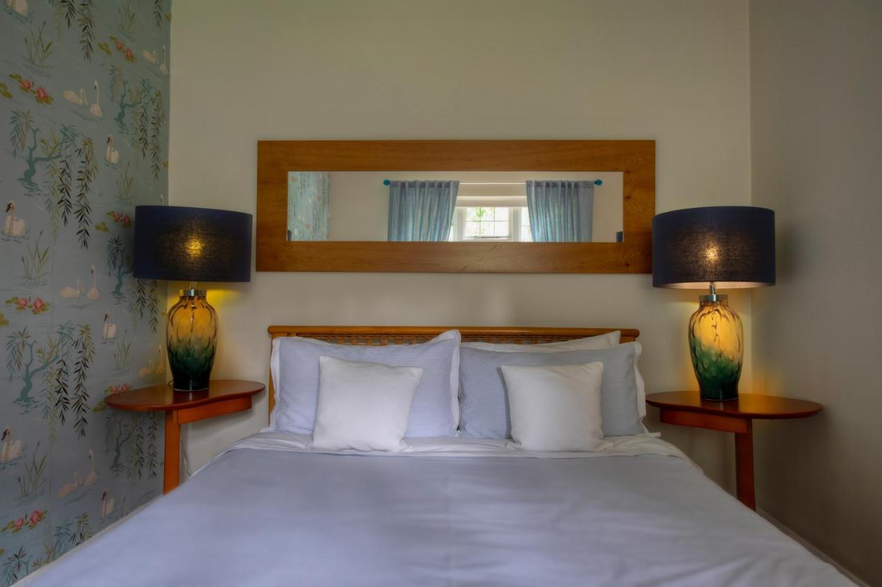 Coach House Villa โวคิง ภายนอก รูปภาพ