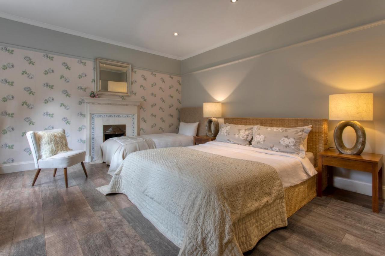 Coach House Villa โวคิง ภายนอก รูปภาพ