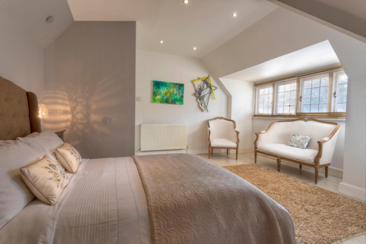 Coach House Villa โวคิง ภายนอก รูปภาพ