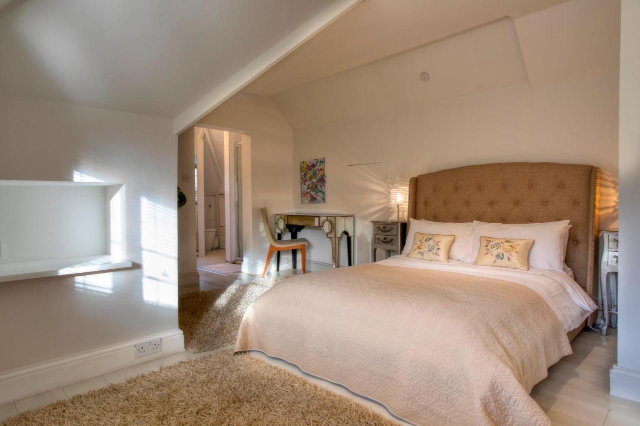 Coach House Villa โวคิง ภายนอก รูปภาพ