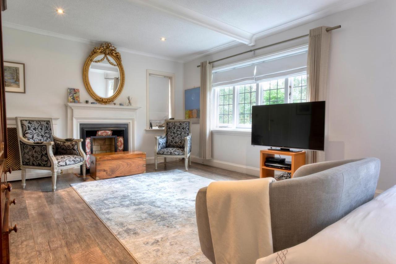 Coach House Villa โวคิง ภายนอก รูปภาพ